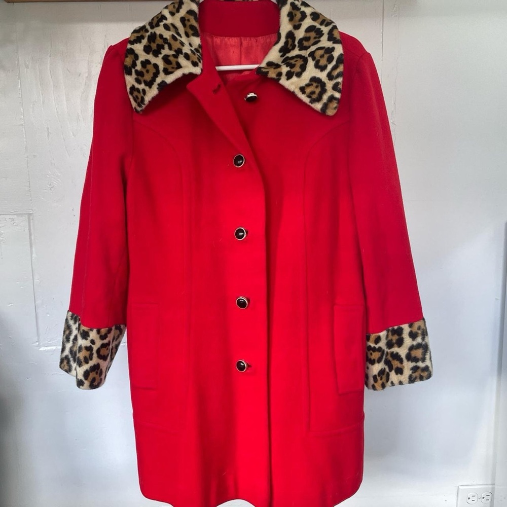 🌹🐆 Vintage fire red wool coat with leopard faux fur collar and cuffs 🐆🌹